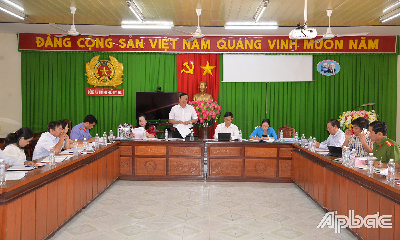 Đồng chí Nguyễn Hữu Lợi phát biểu tại buổi làm việc