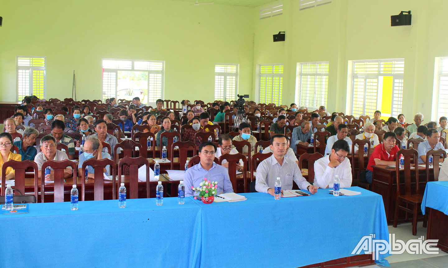 Quang cảnh buổi gặp gỡ với người dân địa bàn xã