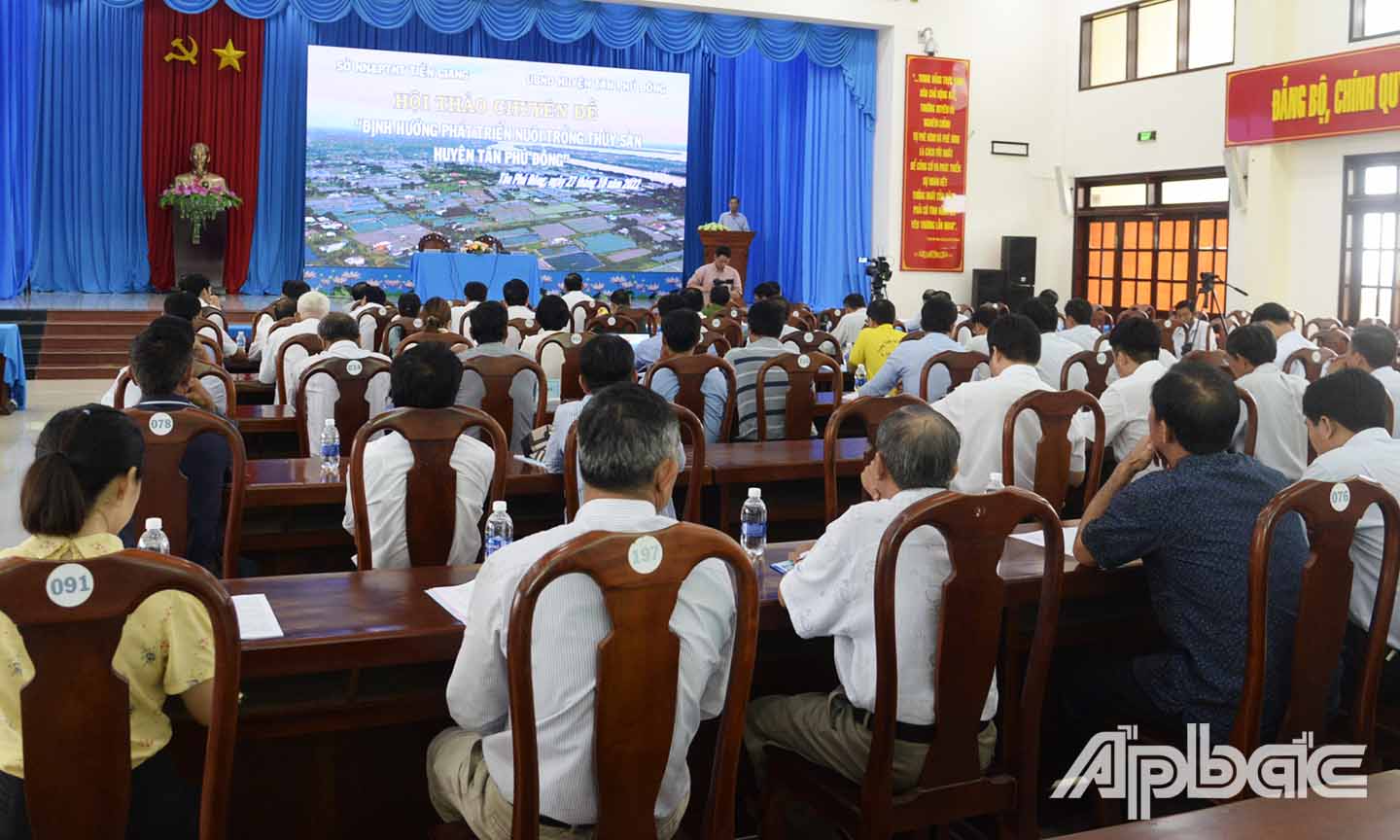 Các đại biểu làm việc tại Hội ghị.