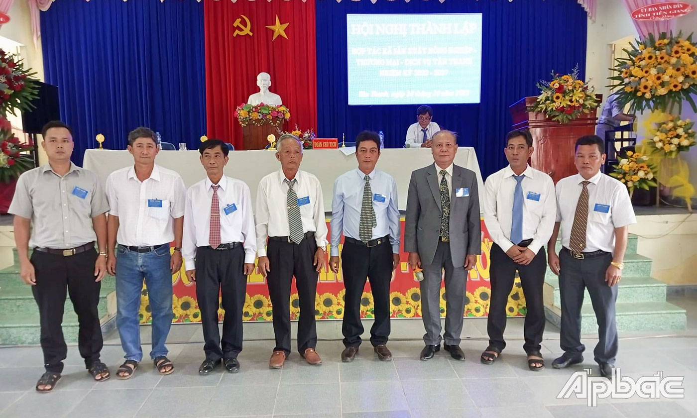 Ra mắt Hội đồng quản trị, ban Kiểm soát, Giám đốc HTX.