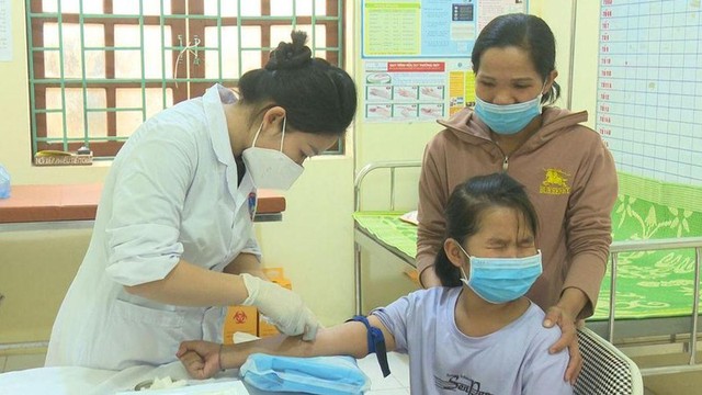 Nhân viên y tế huyện Chợ Đồn thăm khám cho học sinh. Ảnh: TL