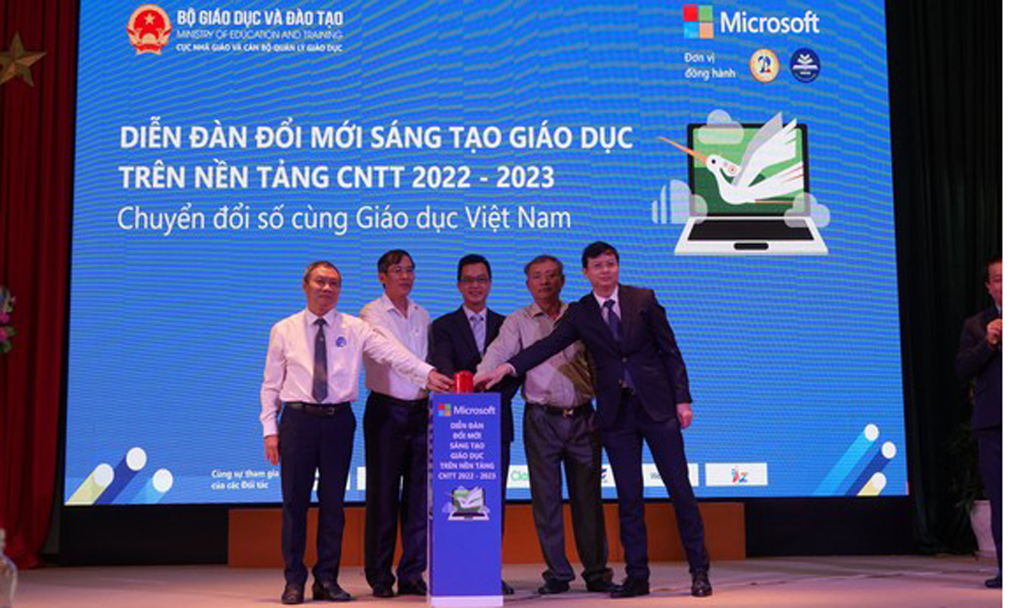 Các đại biểu ấn nút phát động chương trinh.
