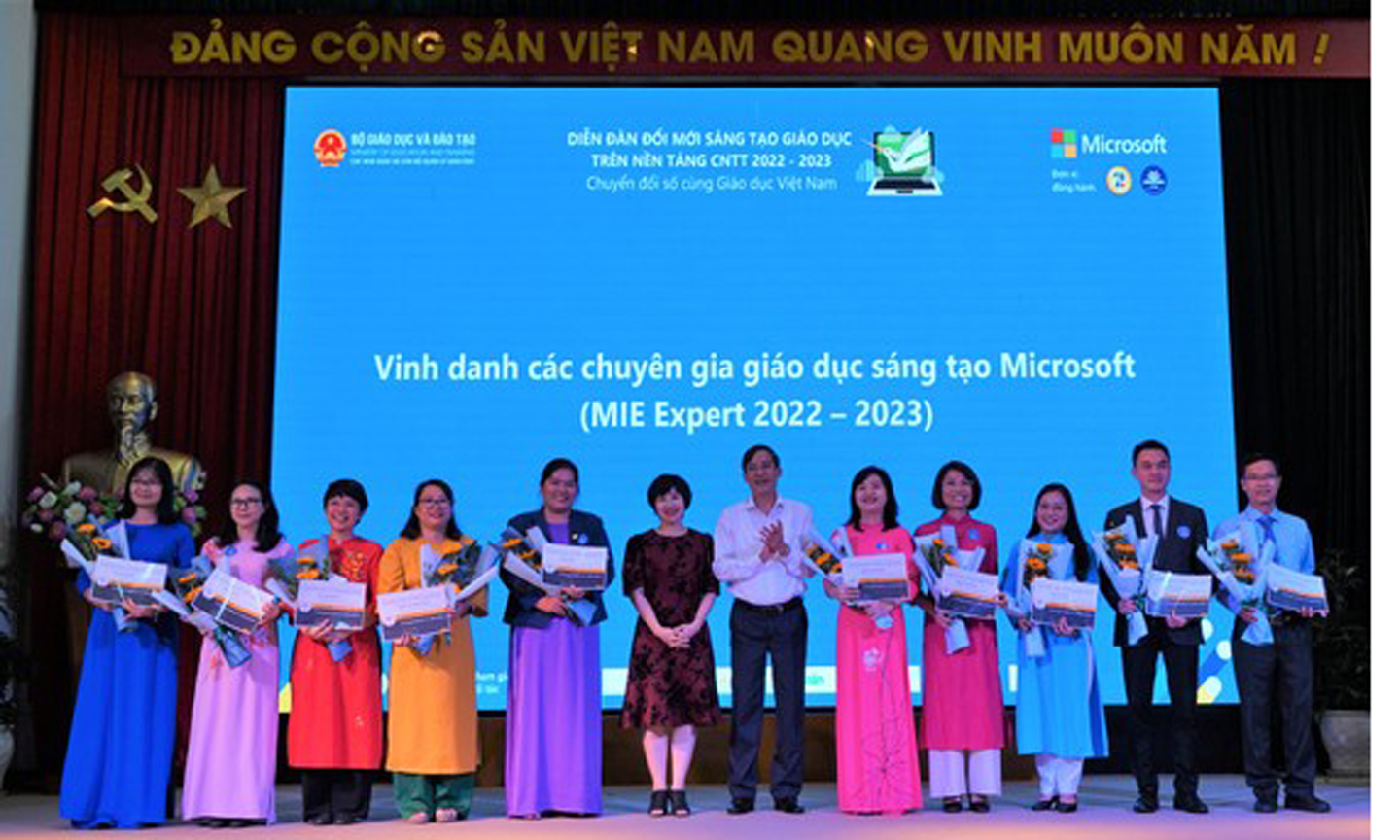 Vinh danh 12 trường học điển hình và 519 Chuyên gia giáo dục sáng tạo Microsoft.