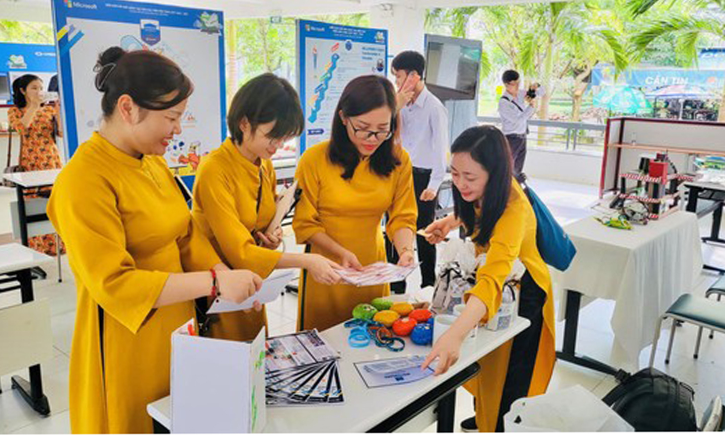 Các gian hàng trưng bày sản phẩm sáng tạo của các trường học.