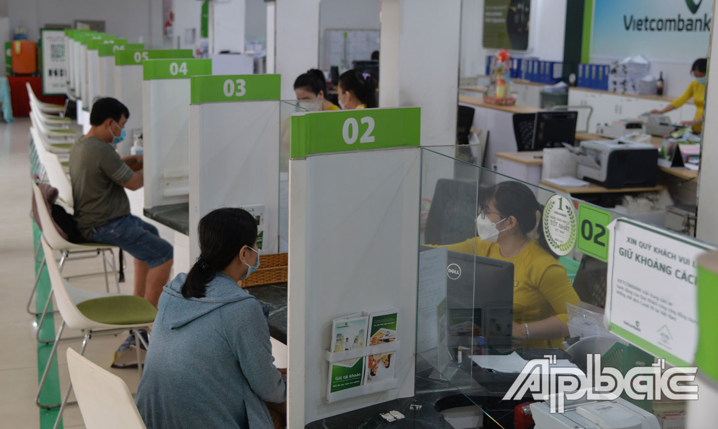 Hoạt động giao dịch tại Vietcombank chi nhánh Tiền Giang.          Ảnh: T. THIỆN