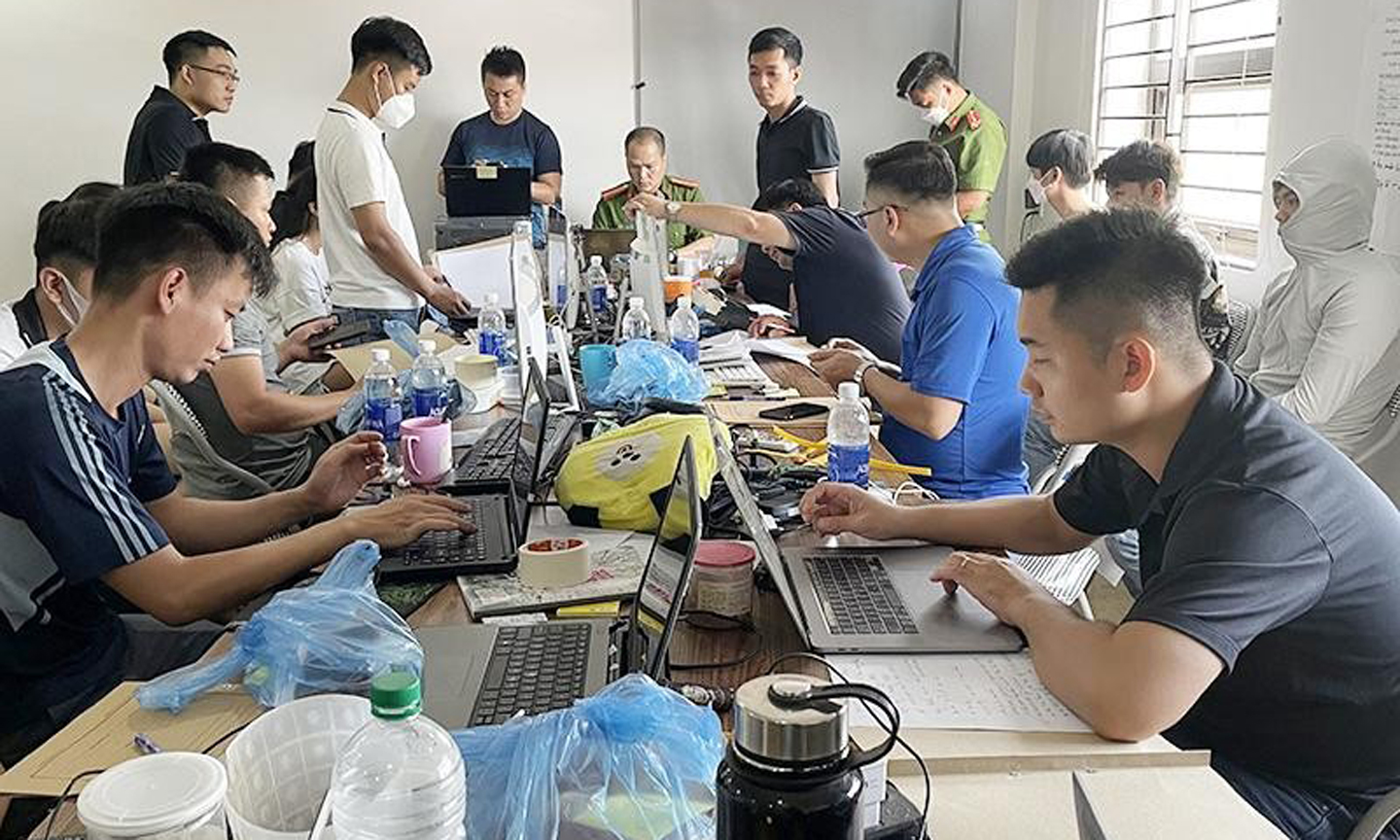 Lực lượng công an triệt phá đường dây cho vay nặng lãi quy mô lớn, xuyên quốc gia qua ứng dụng điện thoại di động. (Ảnh THANH TUẤN)