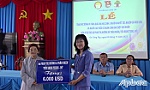 Tặng quà cho học sinh và các hoàn cảnh khó khăn