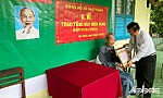 Phó Bí thư Thường trực Tỉnh ủy Tiền Giang Võ Văn Bình trao Huy hiệu Đảng cho các đảng viên tại TP. Mỹ Tho