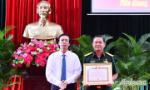 Bí thư Tỉnh ủy Tiền Giang Nguyễn Văn Danh trao Huy hiệu Đảng đợt 7-11