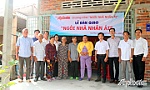 Báo Ấp Bắc bàn giao nhà nhân ái cho ông Nguyễn Văn Phương