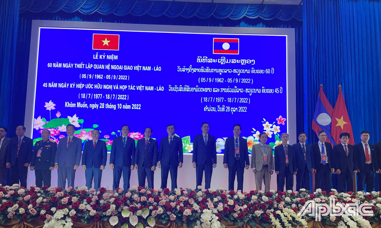 Lãnh đạo tỉnh Khăm Muộn chụp ảnh lưu niệm cùng lãnh đạo các địa phương Việt Nam tại Lễ mít-tinh