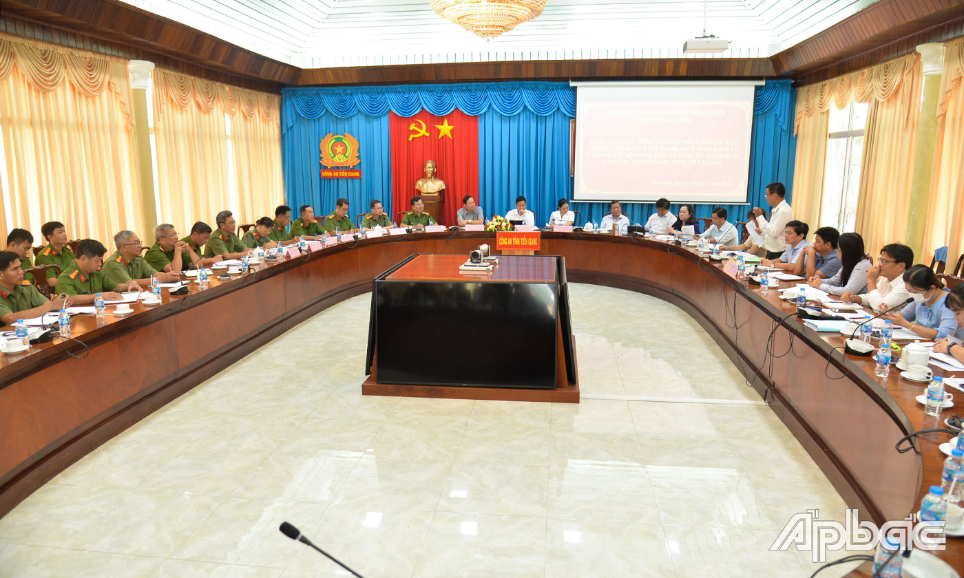 Quang cảnh buổi làm việc.
