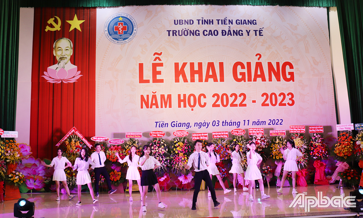 Tiết mục văn nghệ chào mừng lễ khai giảng năm học mới.