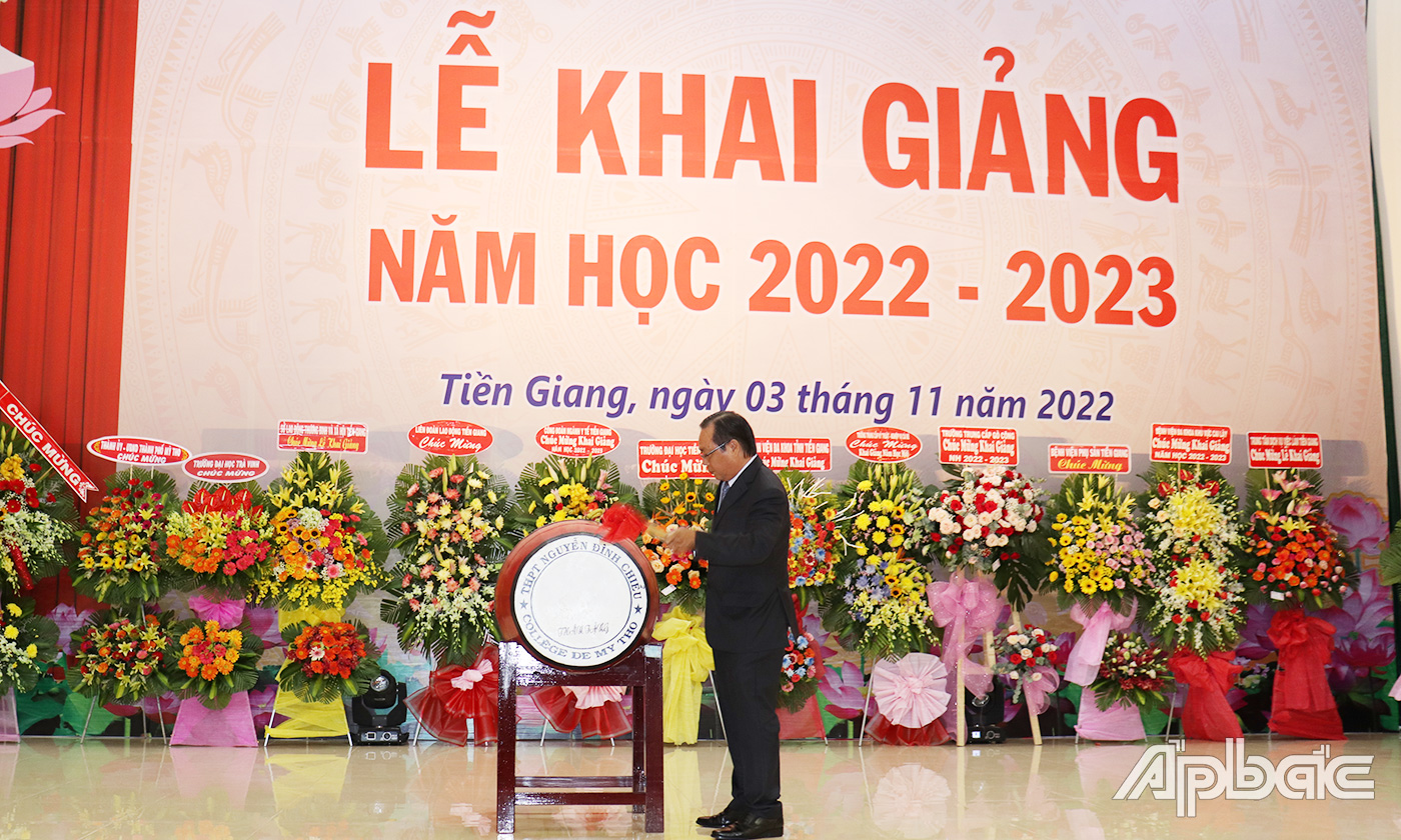 Thạc sĩ, Bác sĩ Lê Minh Đức, Phó Hiệu trưởng, phụ trách Trường Cao đẳng Y tế Tiền Giang đánh trống khai giảng năm học mới.
