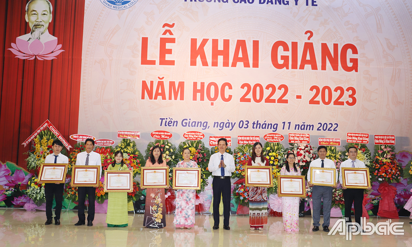Trao tặng Bằng khen của Thủ tướng Chính phủ cho các cá nhân có thành tích xuất sắc trong 5 năm học 2016 -2017 đến năm học 2020-2021.