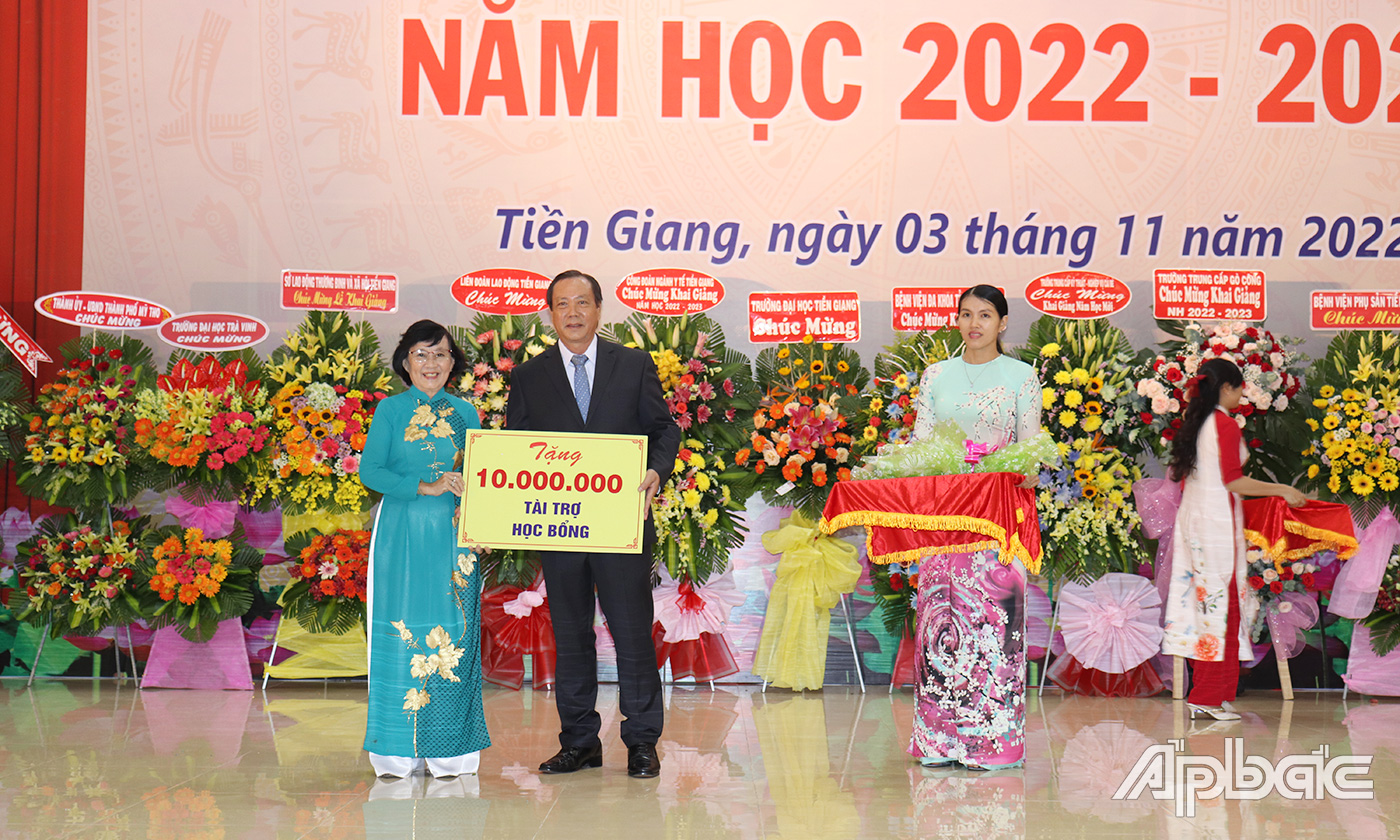 Các ban, ngành, đoàn thể và doanh nghiệp trao tặng quỹ học bổng và kinh phí đầu tư trang, thiết bị cho nhà trường trong năm học mới.