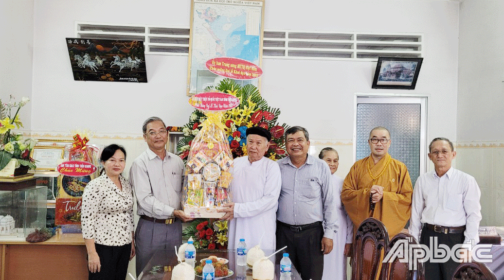 Đồng chí Huỳnh Văn Hải, Phó Chủ tịch Ủy ban MTTQ VN tỉnh Tiền Giang trao quà đến Hội thánh Cao Đài Chơn Lý