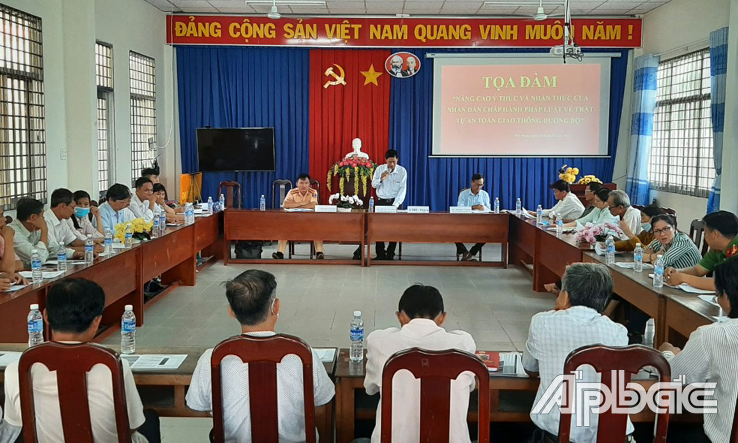 Đại biểu trao đổi về tình trật tự an toàn giao thông. 