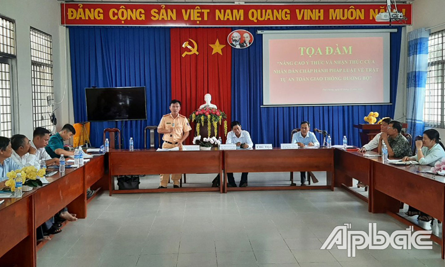 Lực lượng Cảnh sát giao thông Công an huyện giải đáp thắc mắc của đại biểu.
