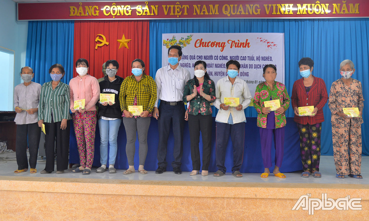 Đồng chí Châu Thị Mỹ Phương, Ủy viên Ban Thường vụ, Trưởng Ban Tuyên giáo Tỉnh ủy tặng quà tết cho hộ nghèo của xã Bình Ân, huyện Gò Công Đông.