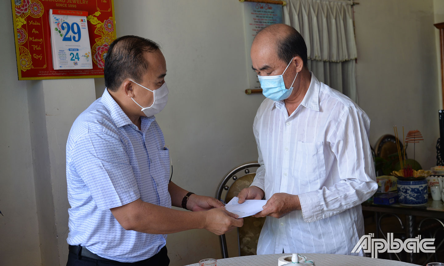 Đồng chí Nguyễn Chí Trung thăm hỏi, tặng quà cho các gia đình bị ảnh hưởng do dịch Covid-19.