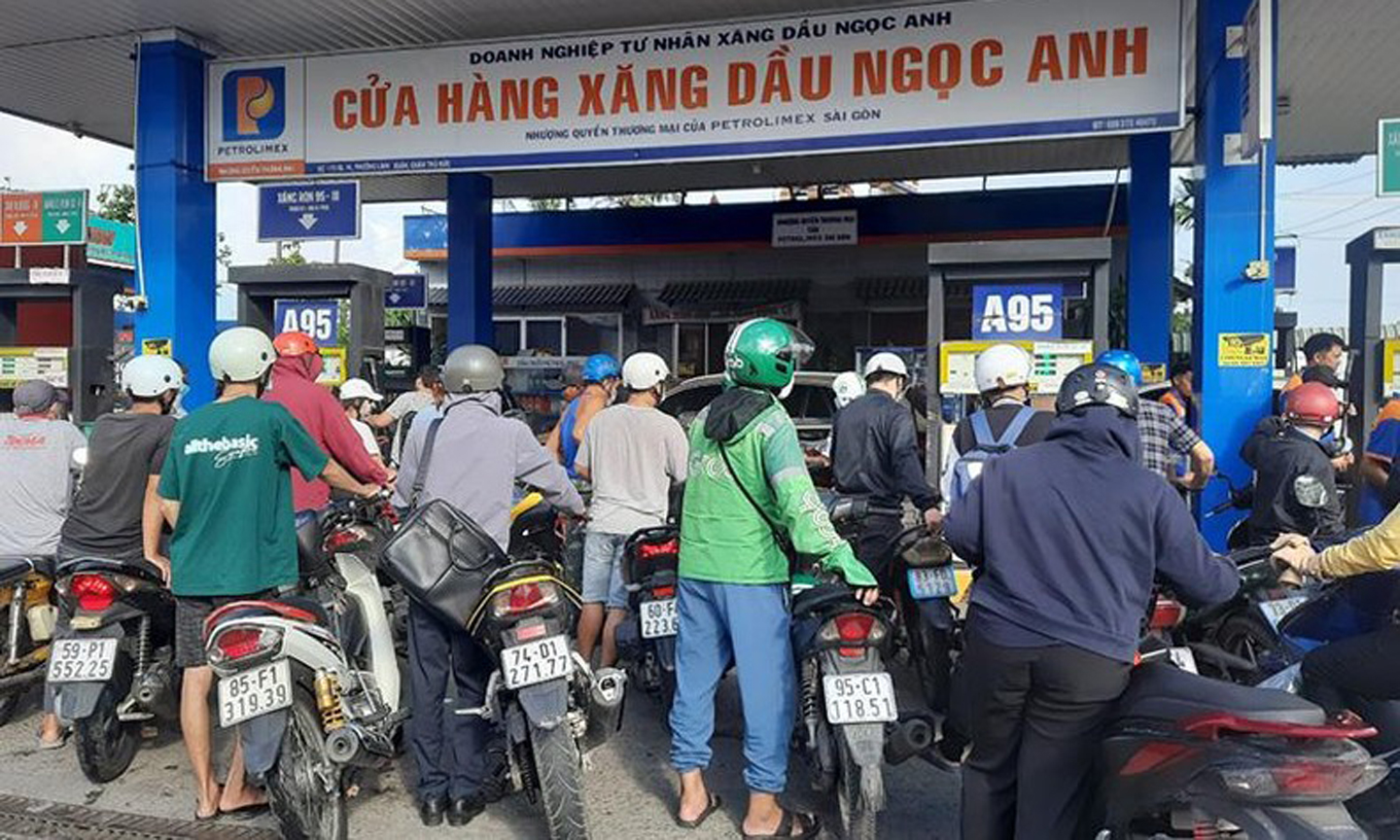 Khách hành mua xăng tại Cửa hàng xăng dầu của Petrolimex ở quốc lộ 1K, phường Linh Xuân, thành phố Thủ Ðức, Thành phố Hồ Chí Minh. (Ảnh CAO TÂN)