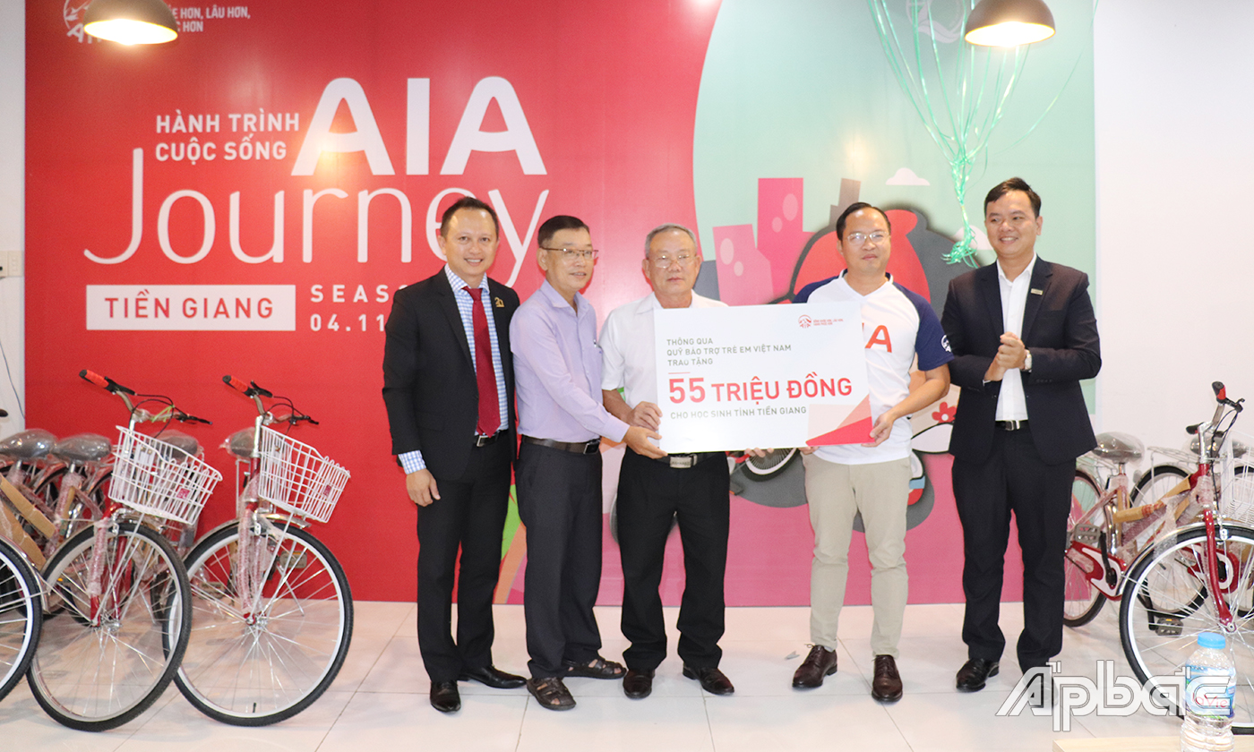 Đại diện AIA Việt Nam và AIA Tiền Giang trao quà cho Quỹ Bảo trợ trẻ em tỉnh Tiền Giang.