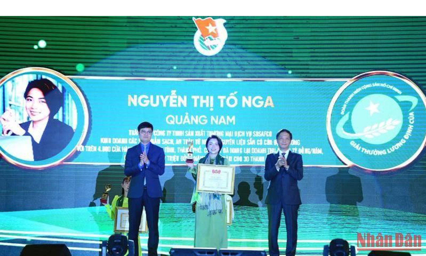 Đồng chí Trần Tuấn Anh (bên phải) và Ủy viên dự khuyết BCH Trung ương Đảng, Bí thư thứ nhất BCH Trung ương Đoàn Bùi Quang Huy trao Giải thưởng Lương Định Của cho các nhà nông trẻ xuất sắc.