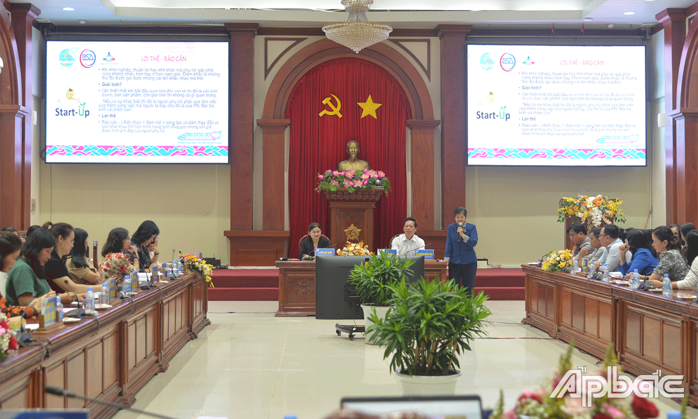 Chuyên gia Vũ Kim Anh trình bày tại hội thảo.
