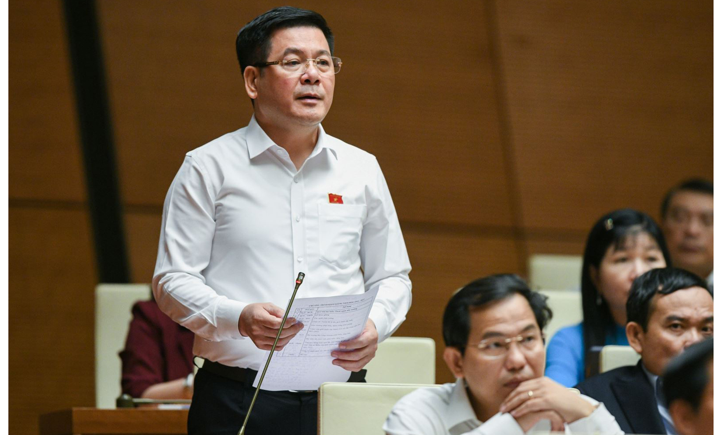 Bộ trưởng Bộ Công Thương Nguyễn Hồng Diên trả lời về tình hình xăng đầu. Ảnh: TTXVN