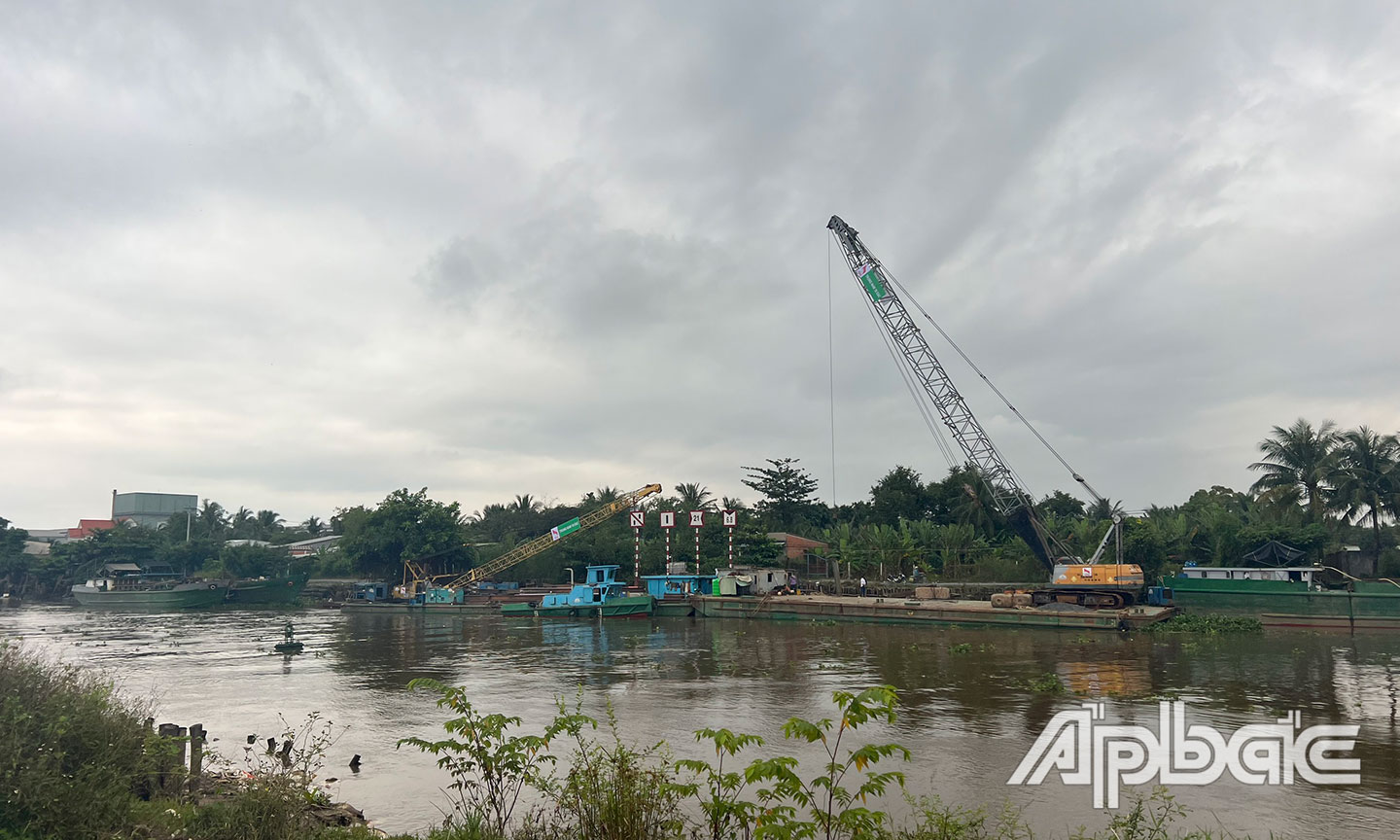Khẩn trương thi công.