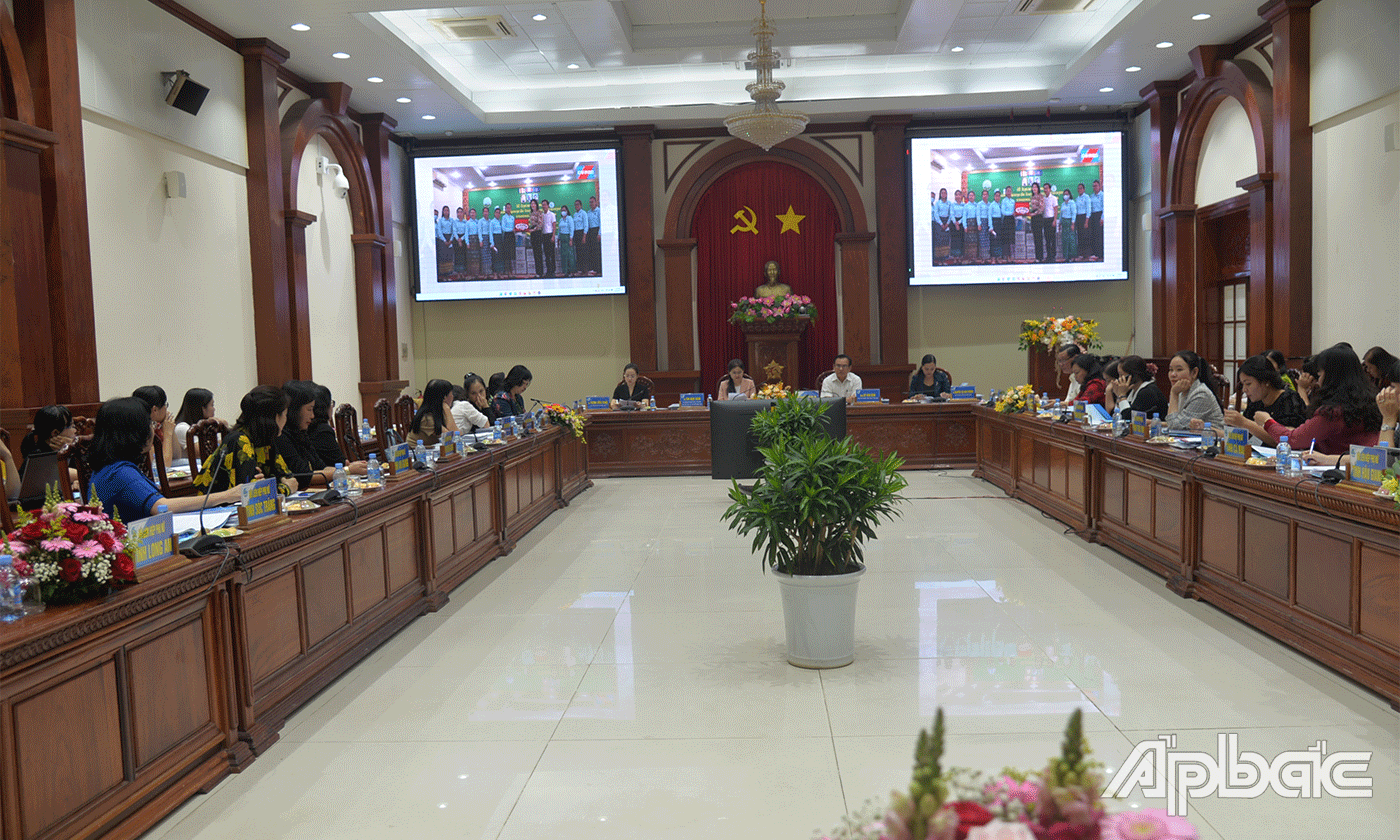 Đại biểu xem các phóng sự của các Hội LHPN các tỉnh.