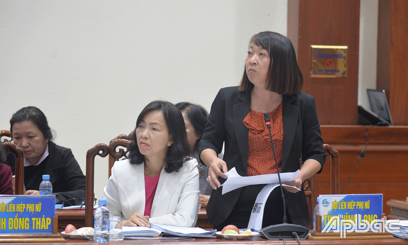 Đại biểu phát biểu ý kiến tại hội nghị.