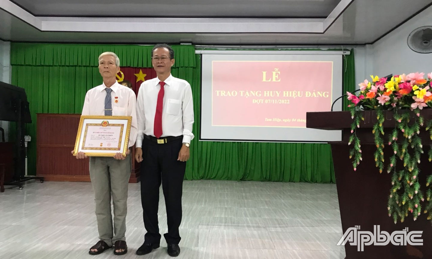 Đồng chí Nguyễn Văn Hạnh, Chủ nhiệm Ủy ban Kiểm tra Huyện ủy trao Huy hiệu Đảng tại xã Tam Hiệp.