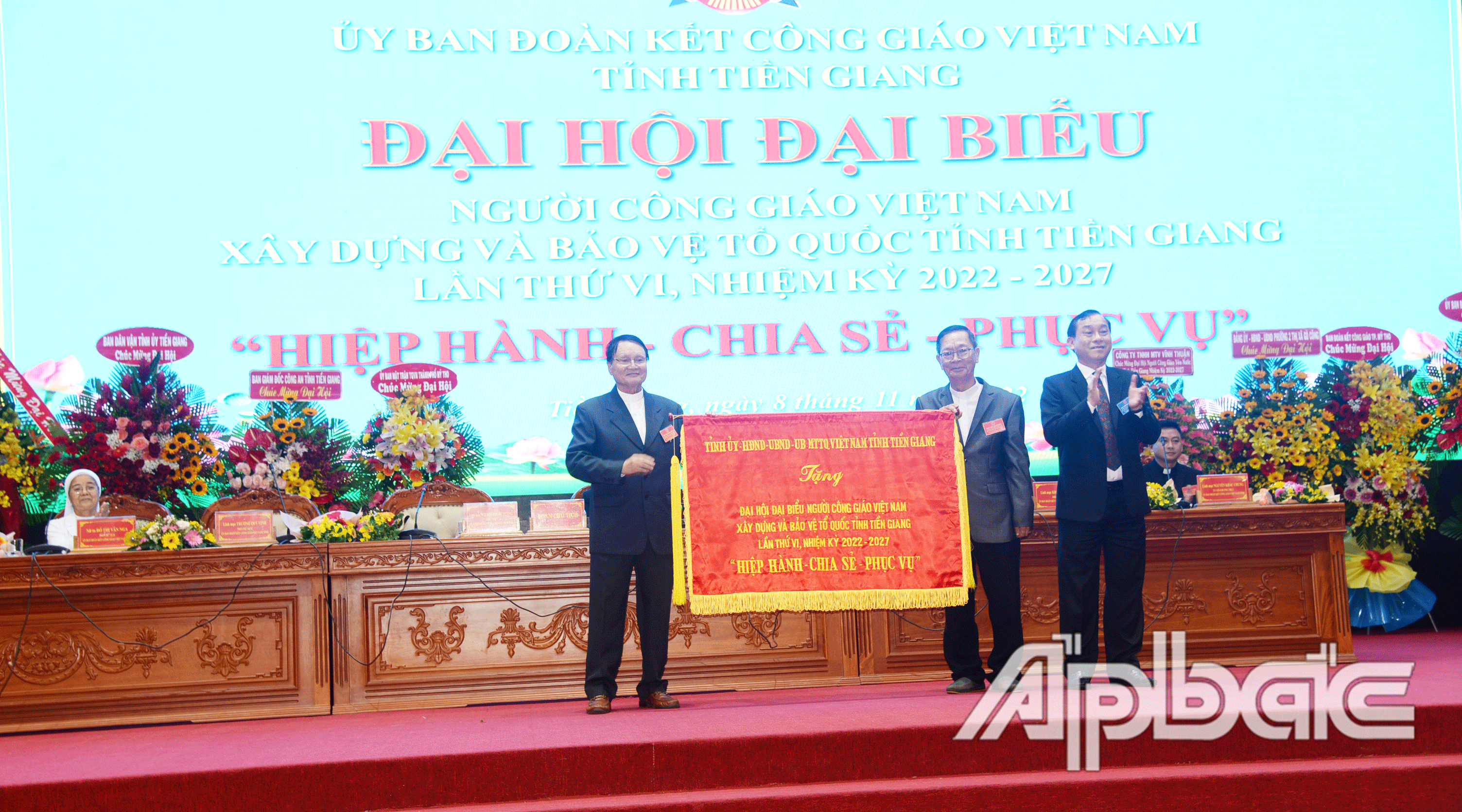 Đồng chí Nguyễn Văn Vĩnh, Phó Bí thư Tỉnh ủy, Chủ tịch UBND tỉnh trao bức trướng của Tỉnh ủy- HĐND- UBND- Ủy ban MTTQ VN tỉnh tặng Đại hội 