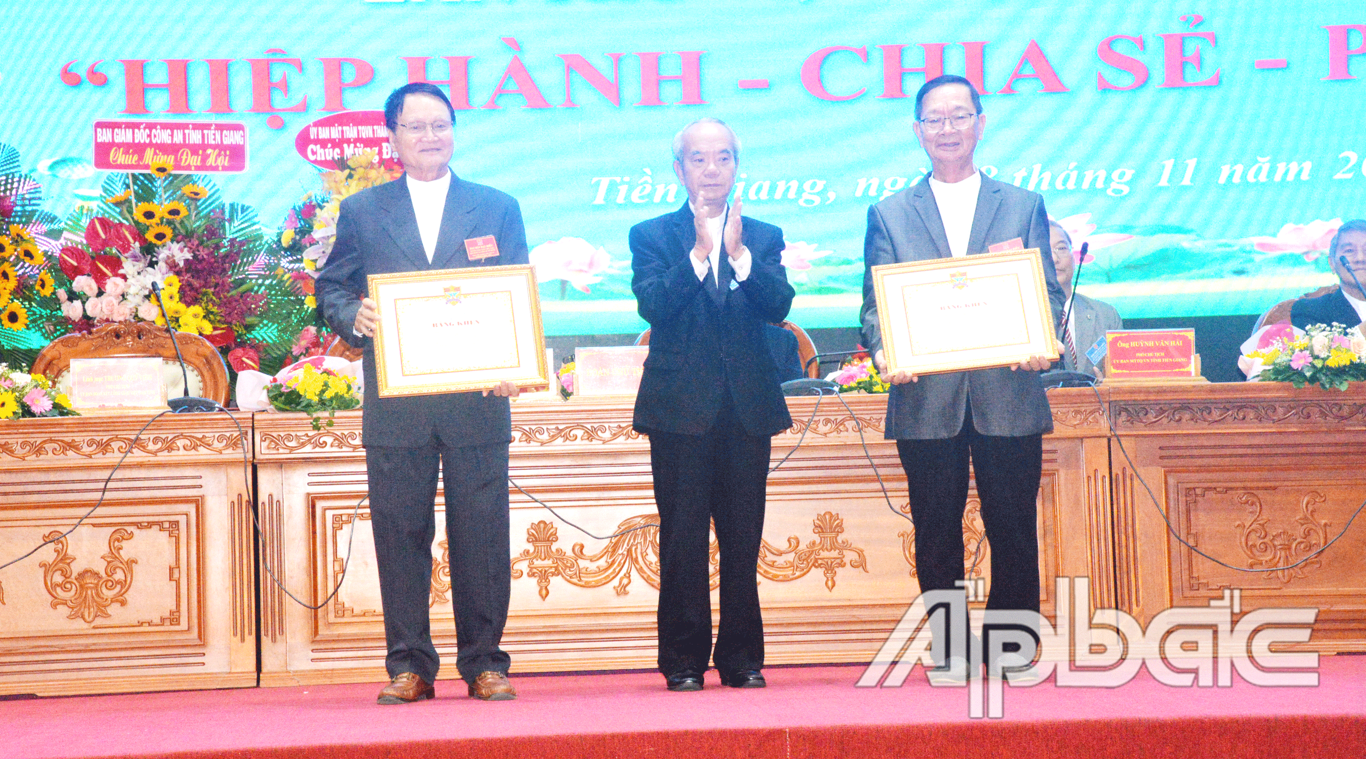 Linh mục Phan Đình Sơn trao Bằng khen của Trung ương Ủy ban đoàn kết Công giáo Việt Nam cho Ủy ban đoàn kết Công giáo tỉnh Tiền Giang