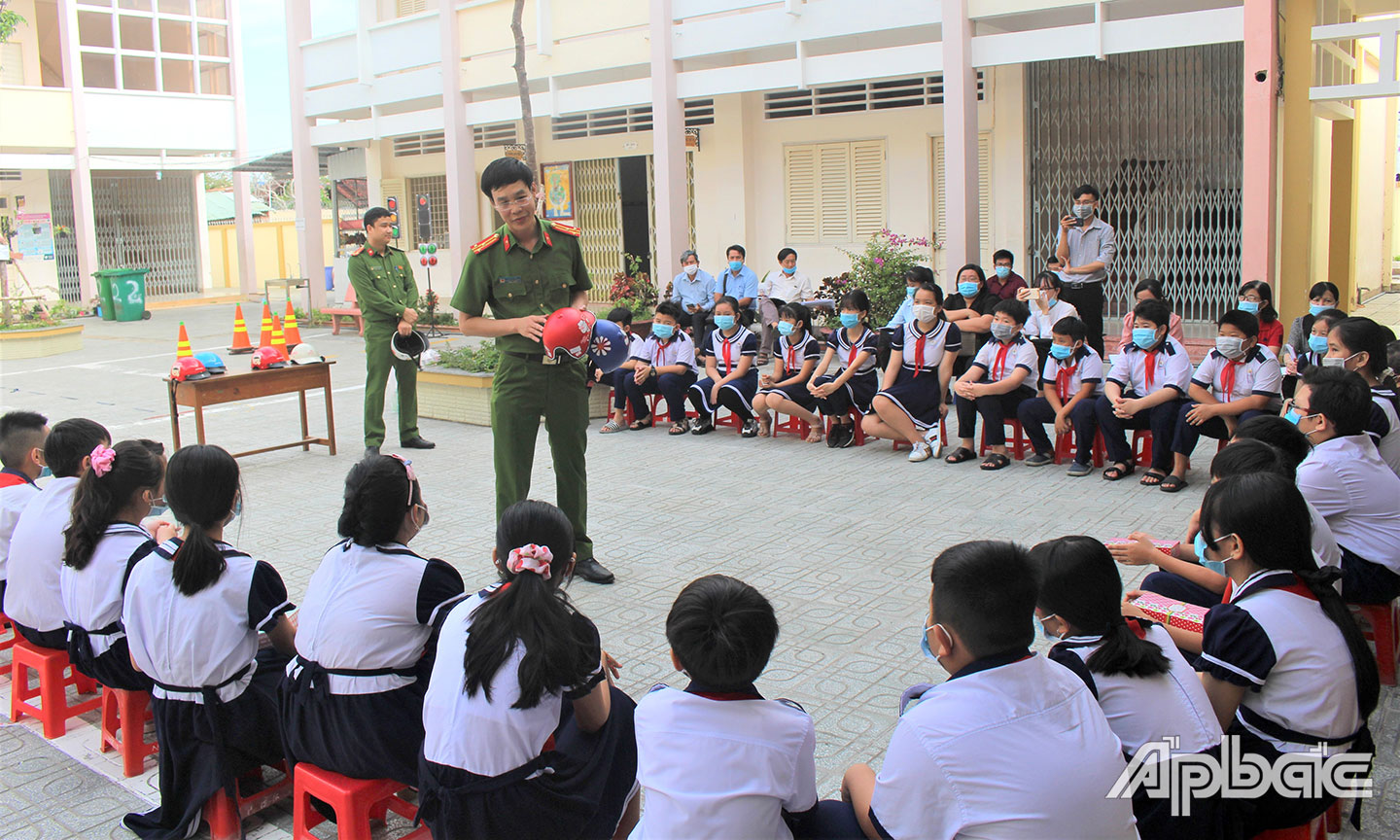 Ngành Công an phối hợp ngành Giáo dục tuyên truyền kiến thức an toàn giao thông cho học sinh tiểu học trong tỉnh.