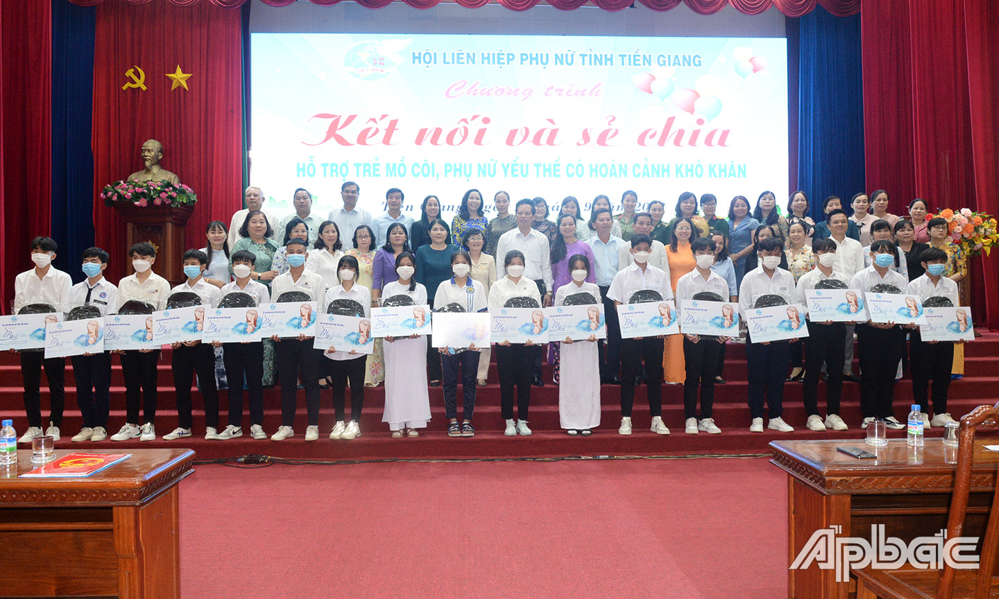 Chương trình “Kết nối và sẻ chia” của Hội LHPN tỉnh đã kết nối trao 200 suất học bổng trị giá hơn 1 tỷ đồng cho các em  có hoàn cảnh khó khăn.