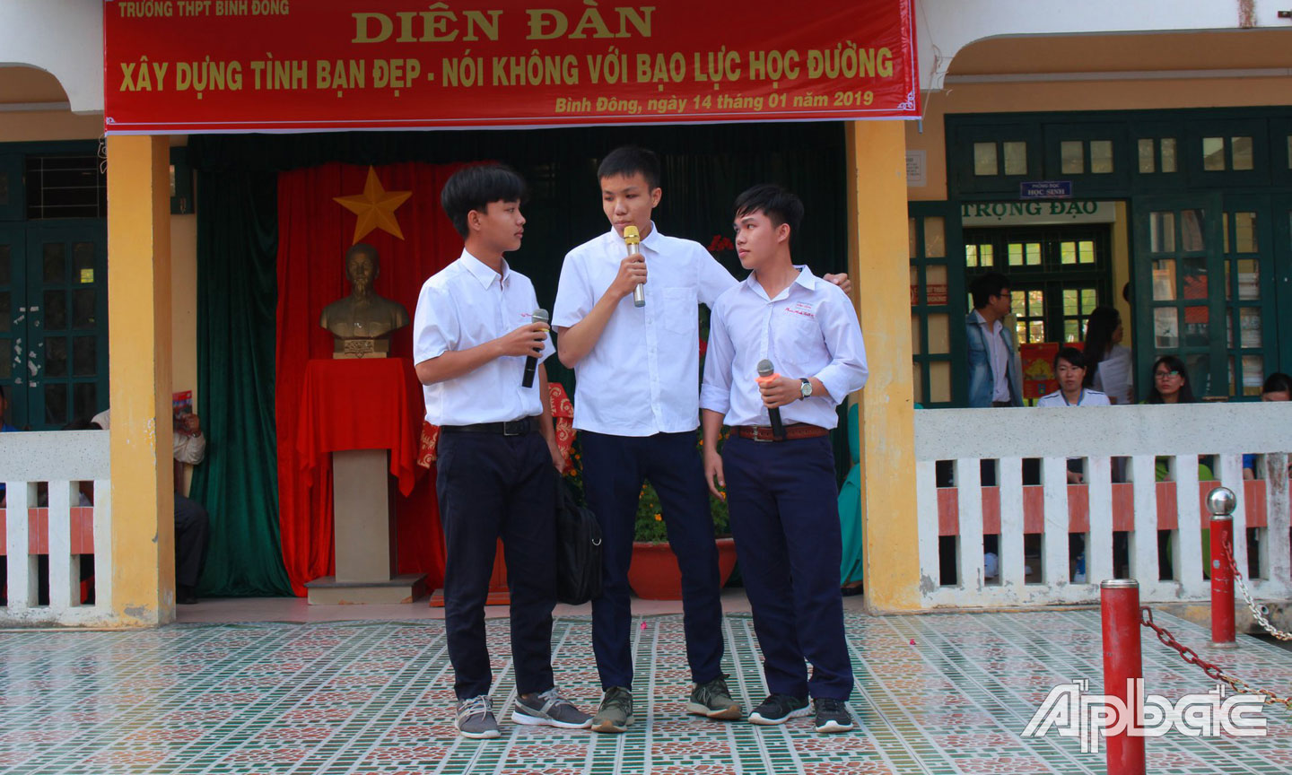 Trường THPT Bình Đông, TX. Gò Công tổ chức Diễn đàn “Xây dựng tình bạn đẹp - Nói không với bạo lực học đường” dành cho học sinh. 