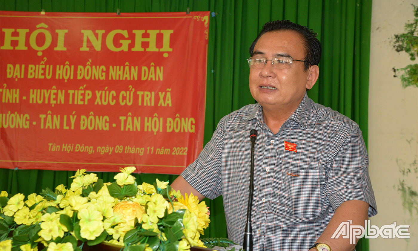 Đồng chí Võ Văn Bình phát biểu ý kiến tại buổi tiếp xúc.
