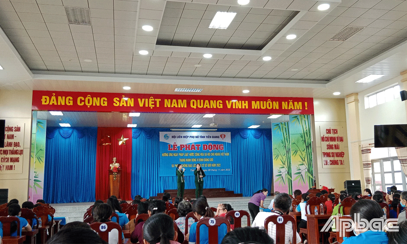 Các tiết mục văn nghệ trong lễ phát động.