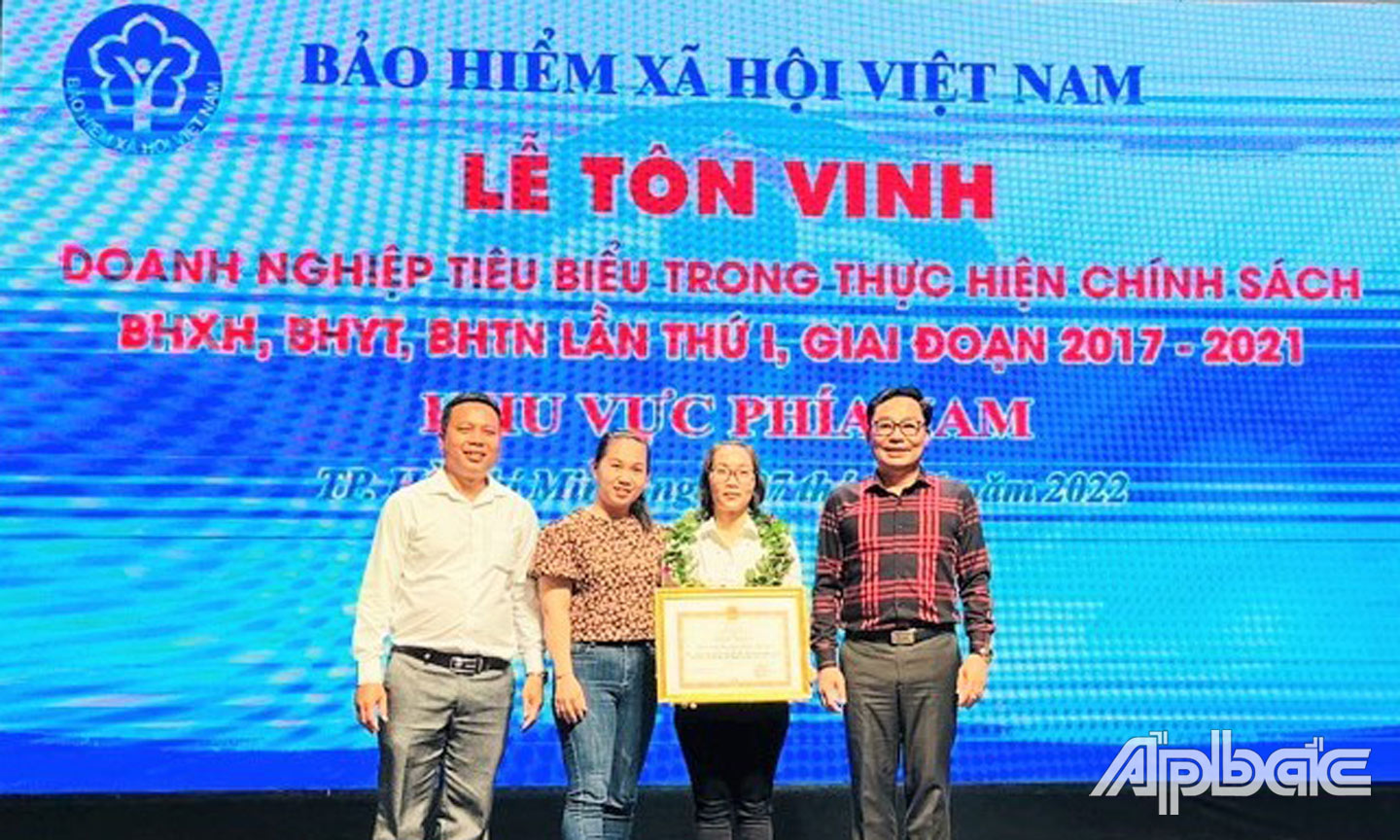 Gíám đốc BHXH tỉnh Tiền Giang Võ Khánh Bình (bìa phải) chụp hình lưu niệm cùng đại diện Công ty TNHH Freeview Industrial (Việt Nam).