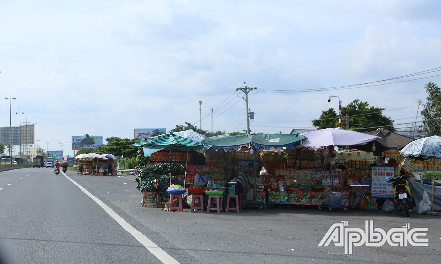 Hàng rong ngang nhiên lấn chiếm hết phần làn đường dừng khẩn cấp.