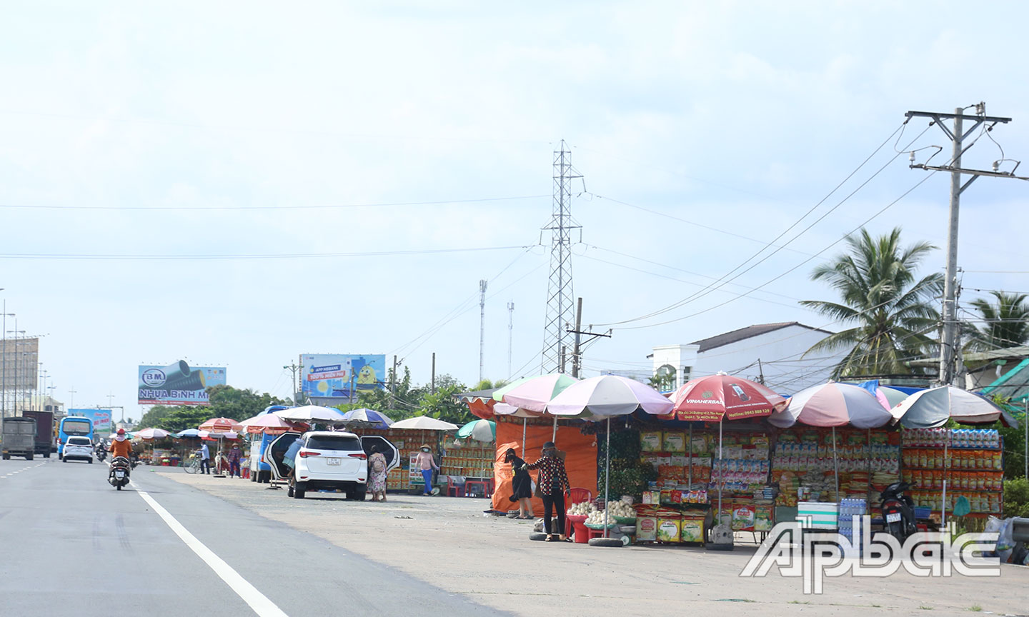 Không chỉ ô tô khách còn có xe cá nhân của người dân dừng lại để mua.