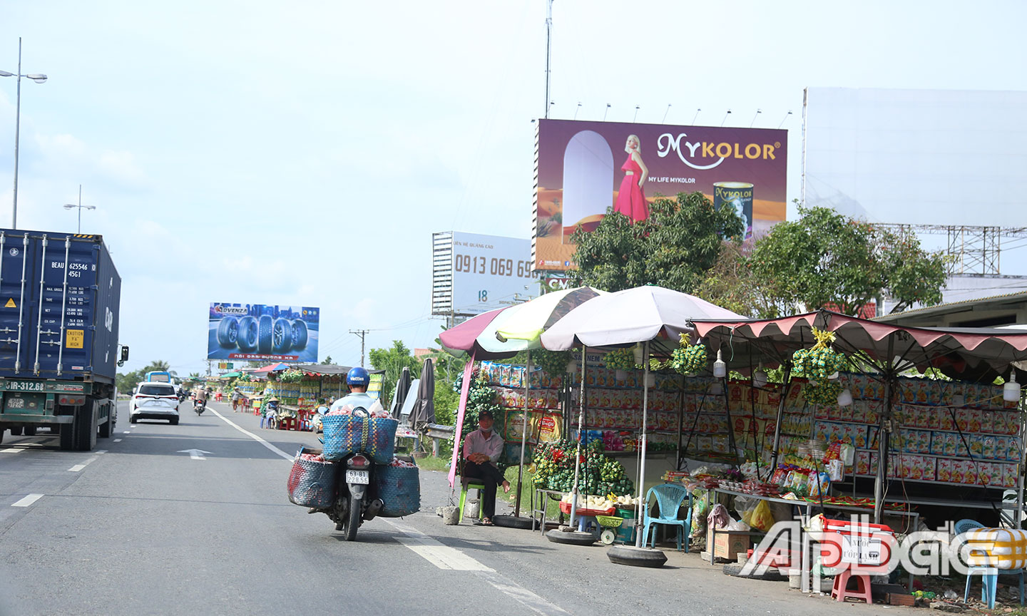 Vừa đổ dốc cầu đã gặp hàng loạt kiot bán hàng rong trên lan can.