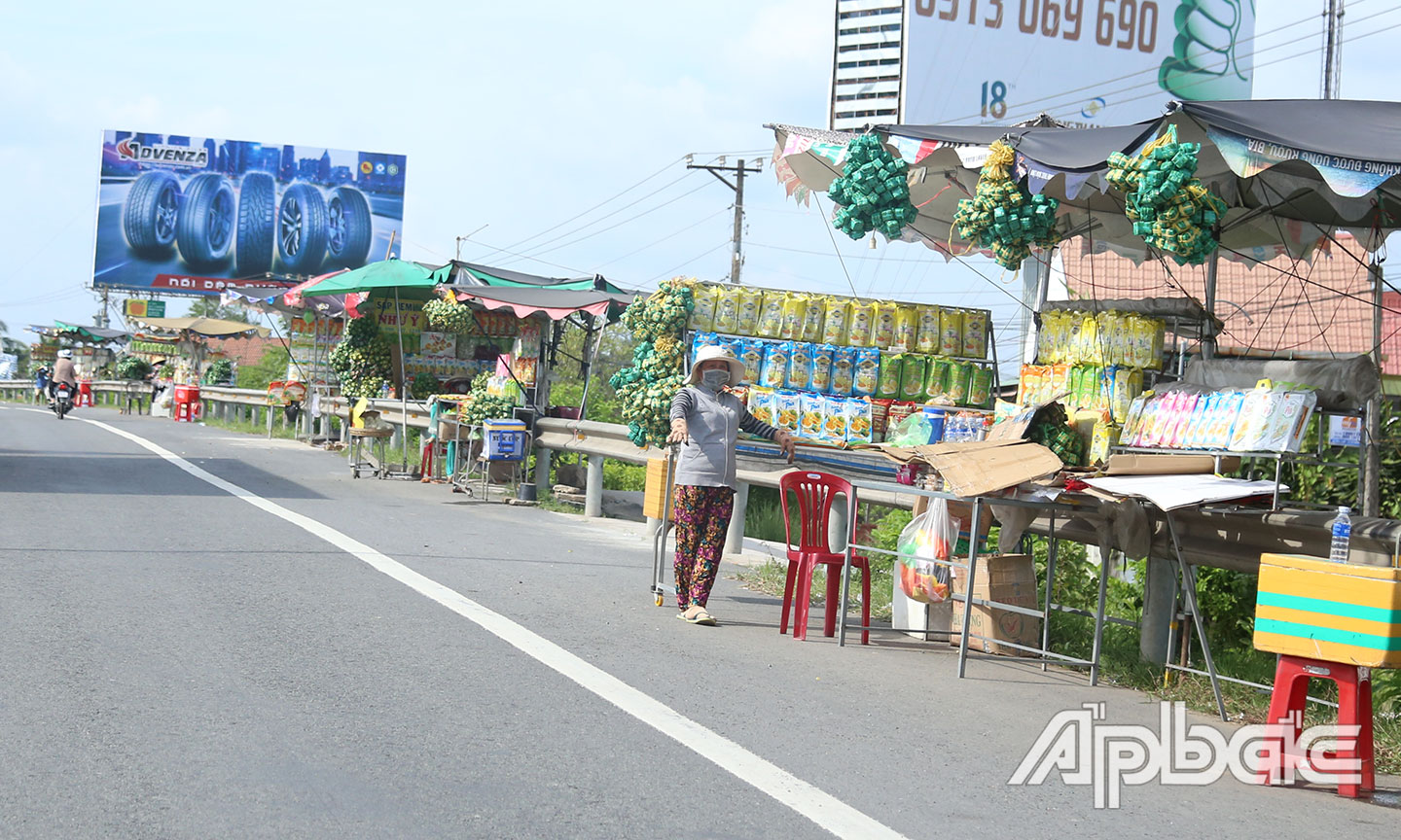 Người bày bán xuống đường chèo kéo khách ô tô.