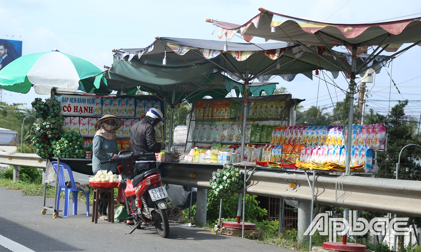 Người dân dựng xe dưới đường cho tiện việc mua.