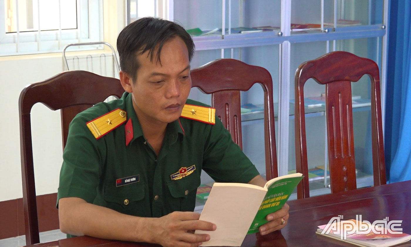 Thiếu tá Trường luôn nỗ lực rèn luyện, không ngừng nâng cao trình độ.