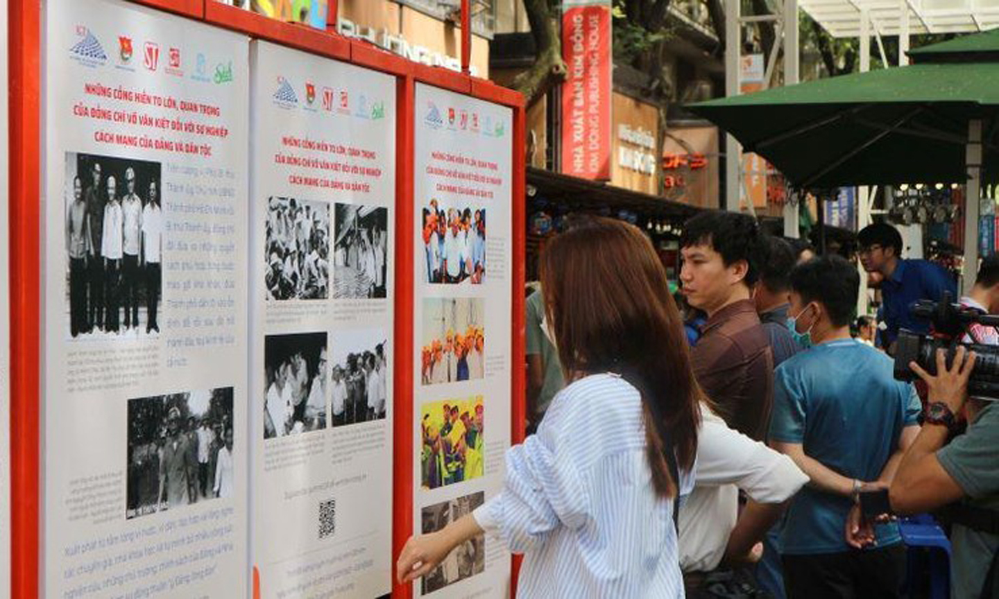 Các bạn trẻ tham quan triển lãm.