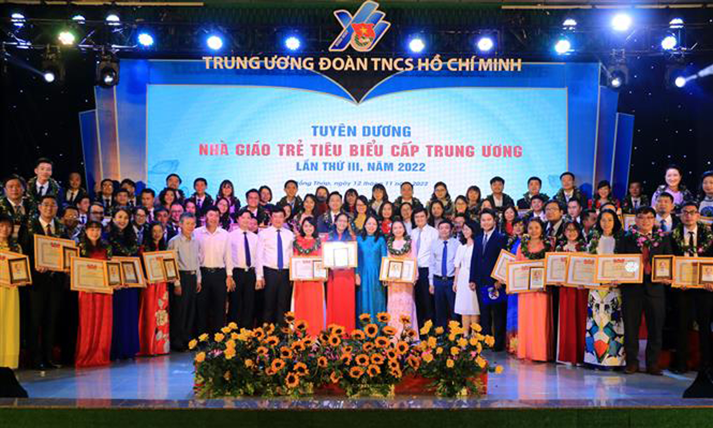 Các giảng viên và giáo viên nhận Giải thưởng “Nhà giáo trẻ tiêu biểu” cấp Trung ương.